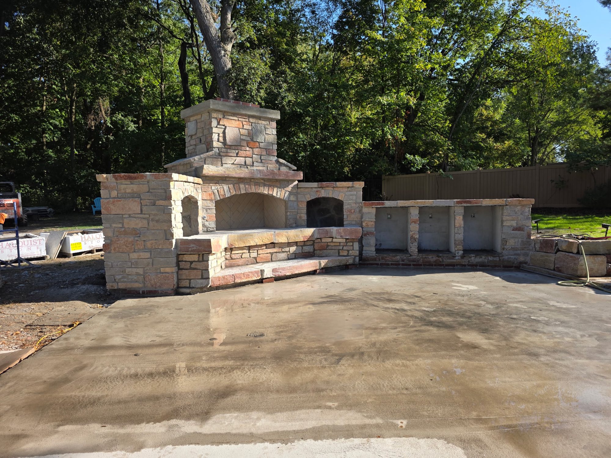 Outdoor fireplace & kitchen